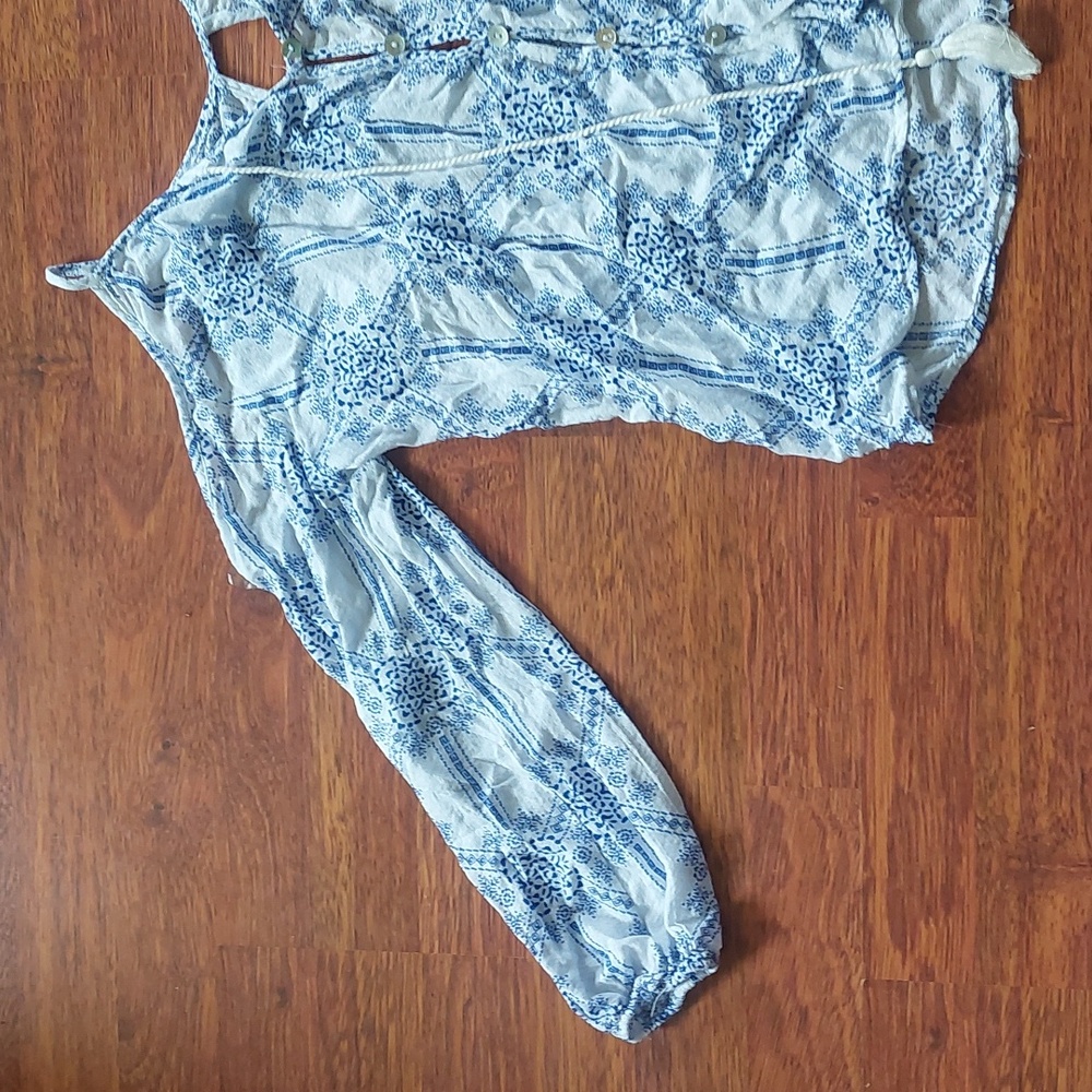 Cold‎ shoulder top - Picture 3 of 8